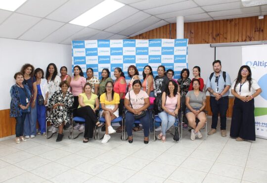 SERNAMEG y Aguas del Altiplano realizan taller de gasfitería básica para el hogar