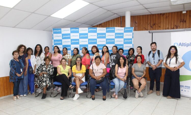 SERNAMEG y Aguas del Altiplano realizan taller de gasfitería básica para el hogar