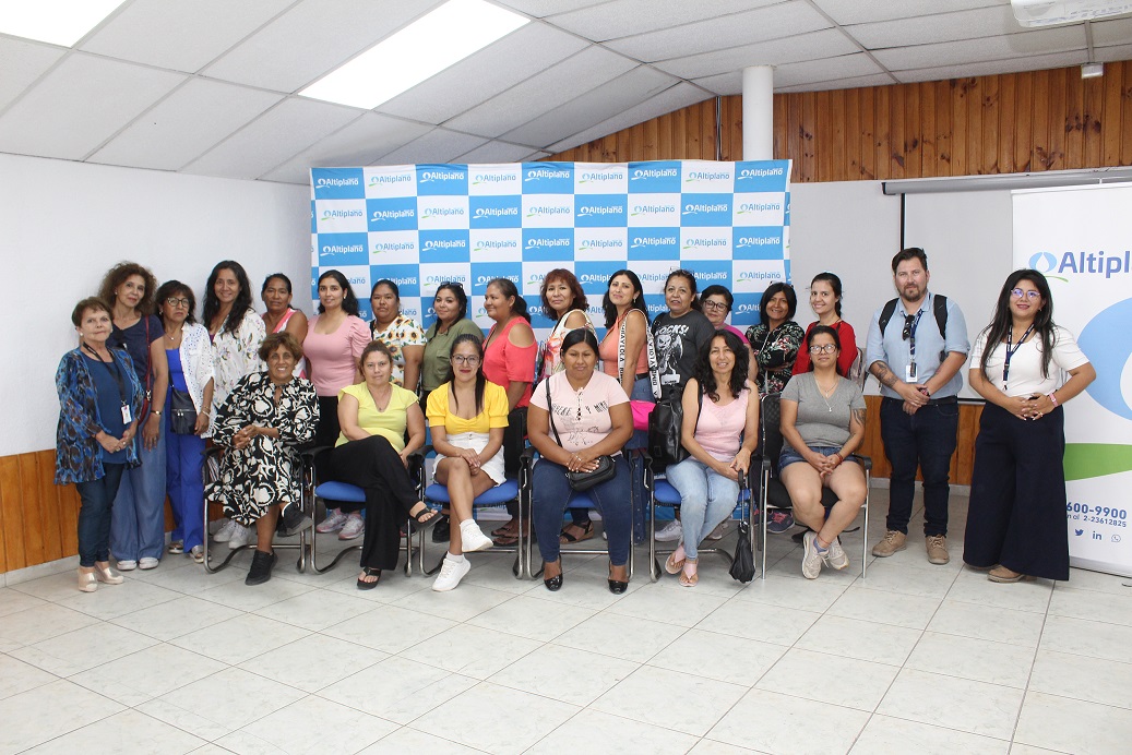 SERNAMEG y Aguas del Altiplano realizan taller de gasfitería básica para el hogar