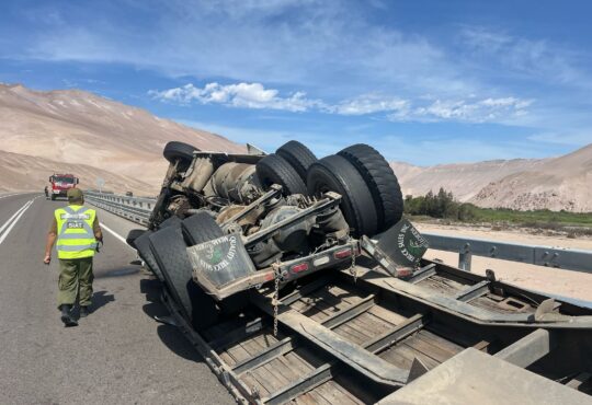 Nueva tragedia en ruta a Bolivia: Muere en volcamiento conductor boliviano
