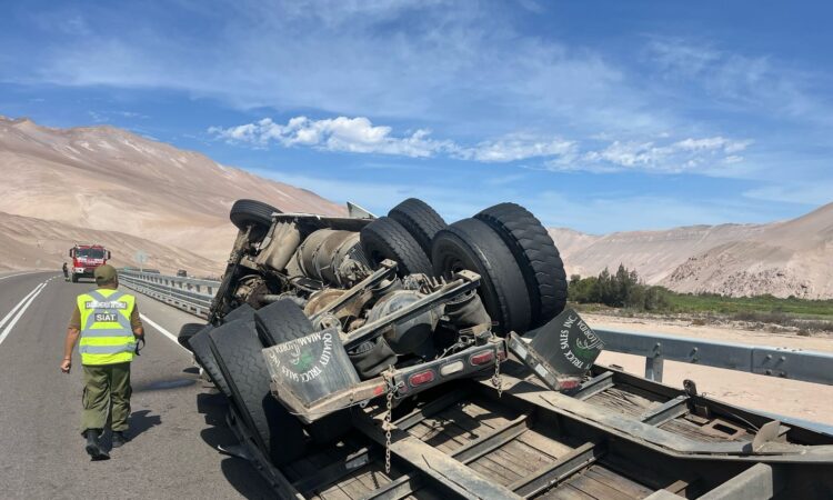 Nueva tragedia en ruta a Bolivia: Muere en volcamiento conductor boliviano