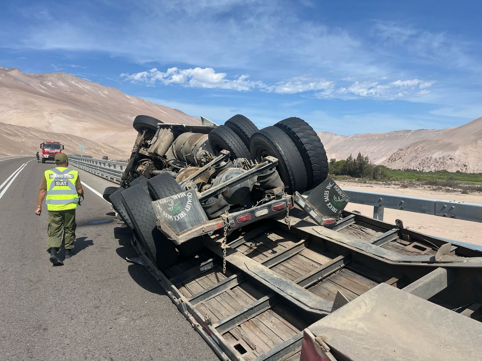 Nueva tragedia en ruta a Bolivia: Muere en volcamiento conductor boliviano