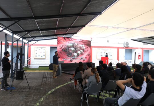 En “Futuro Tech” de INACAP expone el principal empresario tecnológico de la región
