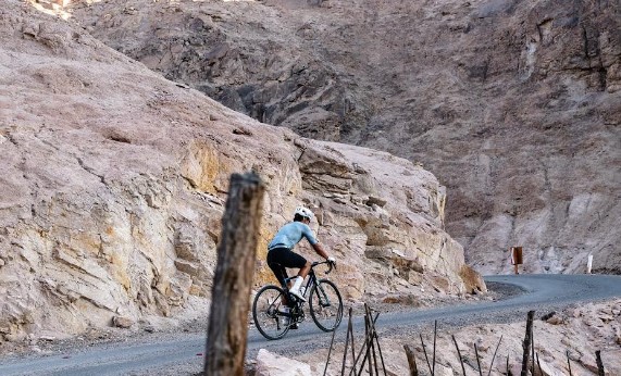Desafío inédito en Chile: Campeón ariqueño intentará cubrir 2.300 kilómetros en bicicleta
