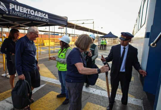 Viajeros del crucero SH Vega llegaron a Poconchile gracias a un mágico viaje en el FCALP