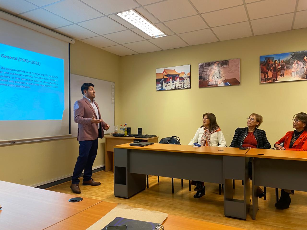 Imparten Charla Magistral sobre crisis económicas a mujeres de negocios y profesionales de Arica