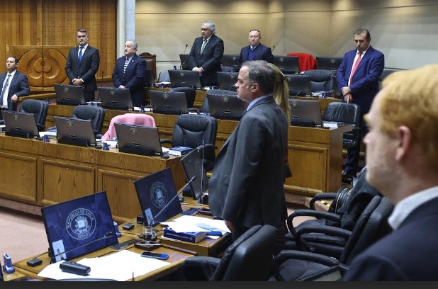 Senado rindió minuto de silencio en memoria del ex seremi de Gobierno Marcelo Urrutia