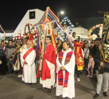 Bendecidas 200 cruces por los 65 años de la Parroquia Santa Cruz de la Maipú Oriente