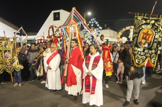 Bendecidas 200 cruces por los 65 años de la Parroquia Santa Cruz de la Maipú Oriente