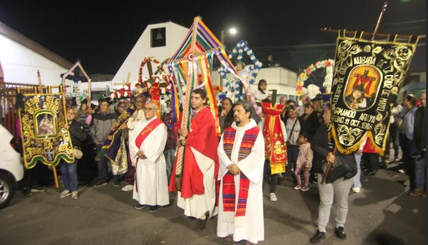 Bendecidas 200 cruces por los 65 años de la Parroquia Santa Cruz de la Maipú Oriente