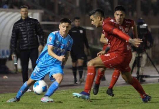 Ante 5.000 personas el árbitro anuló dos goles a Arica y ni se despeinó