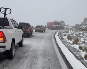 Lluvia y nieve en la ruta internacional a Bolivia