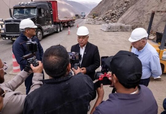 A casi un año del derrumbe sigue en crisis la cuesta de Camarones