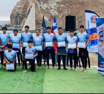 Delfín Gálvez y lobos de mar del Liceo Pablo Neruda logran hazaña de nadar 7 kilómetros en mar abierto