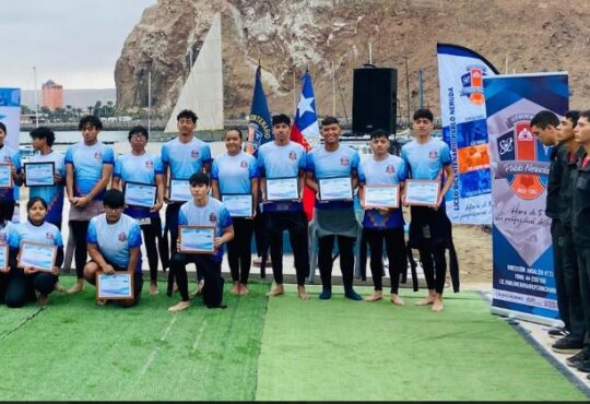 Delfín Gálvez y lobos de mar del Liceo Pablo Neruda logran hazaña de nadar 7 kilómetros en mar abierto