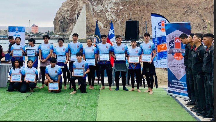 Delfín Gálvez y lobos de mar del Liceo Pablo Neruda logran hazaña de nadar 7 kilómetros en mar abierto