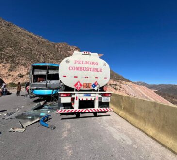 Chocó bus a Bolivia y camión con combustible: 46 pasajeros ilesos en ruta 11Ch