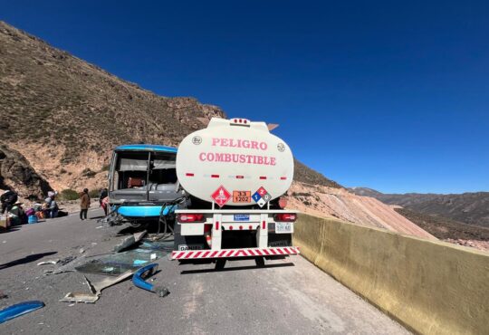 Chocó bus a Bolivia y camión con combustible: 46 pasajeros ilesos en ruta 11Ch