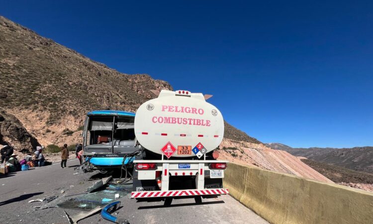 Chocó bus a Bolivia y camión con combustible: 46 pasajeros ilesos en ruta 11Ch