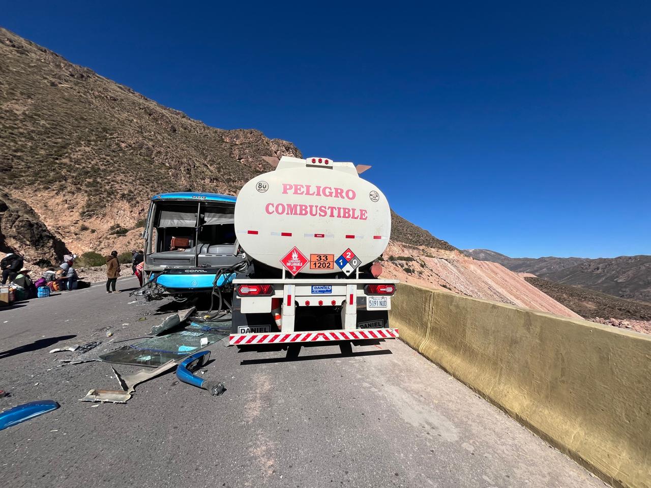 Chocó bus a Bolivia y camión con combustible: 46 pasajeros ilesos en ruta 11Ch