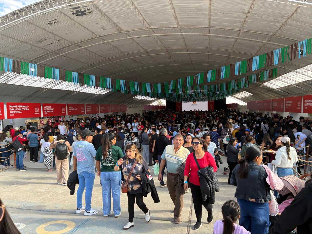 Multitudinaria presencia de ariqueños en la Feria Nacional de Gastronomía en Tacna