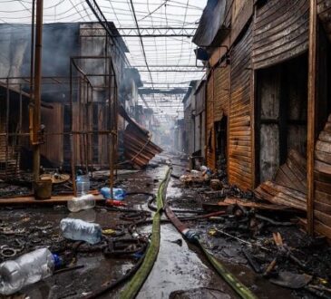 Después del desastre 100 comerciantes inician dura tarea de levantarse desde las cenizas