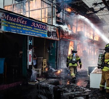 Dos bomberos lesionados y millonarias pérdidas en el incendio de ASOCAPEC