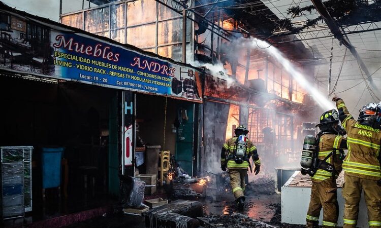 Dos bomberos lesionados y millonarias pérdidas en el incendio de ASOCAPEC