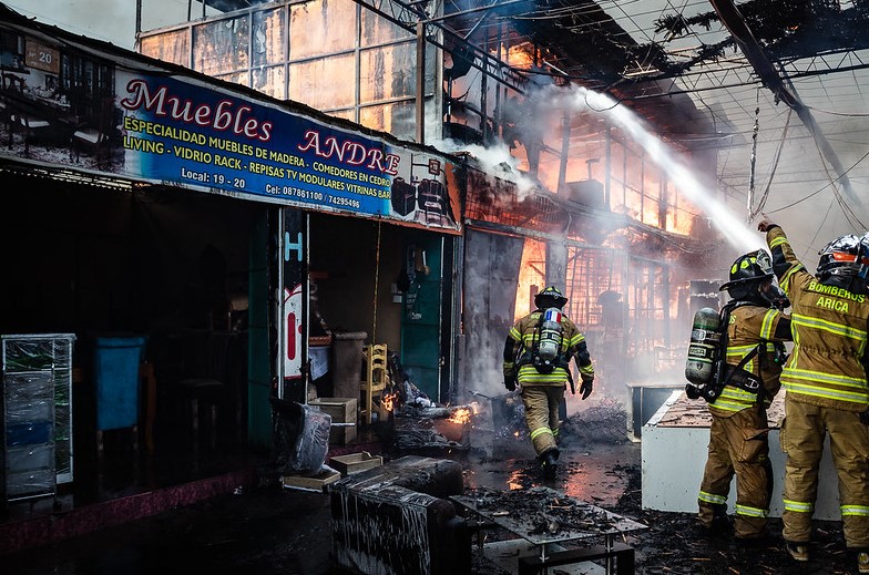 Dos bomberos lesionados y millonarias pérdidas en el incendio de ASOCAPEC