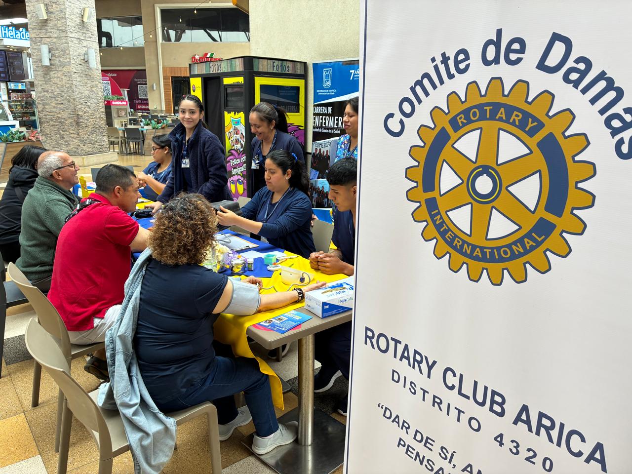 Jornada de control de glicemia y toma de presión al público del Mall Plaza