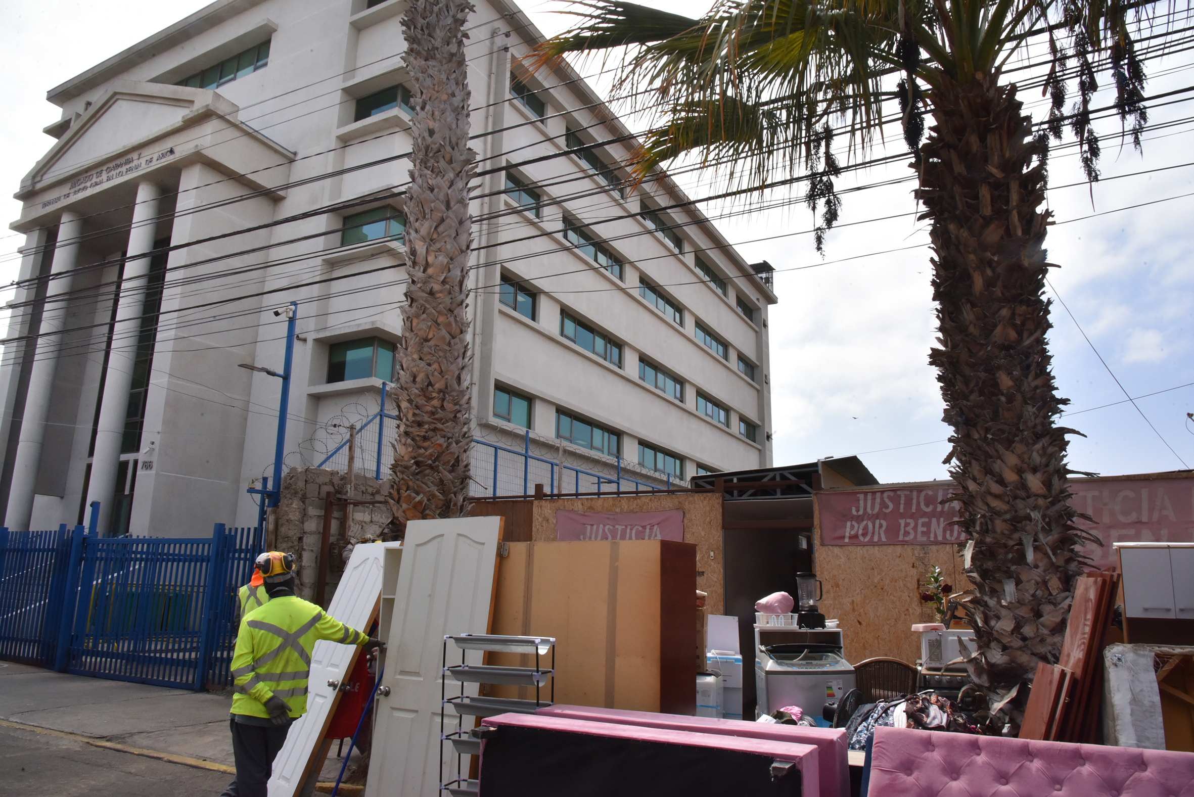 En Arica recuperan terreno tomado por extranjeros al lado de Tribunales