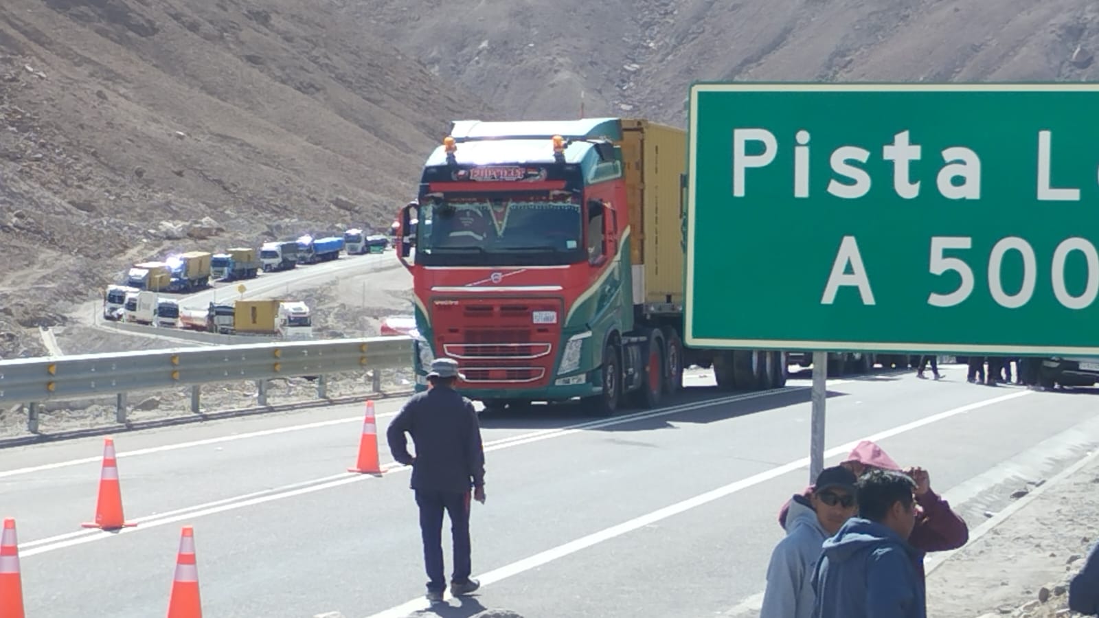 Monumental taco de camiones en carretera a Bolivia por bloqueo de Quiborax