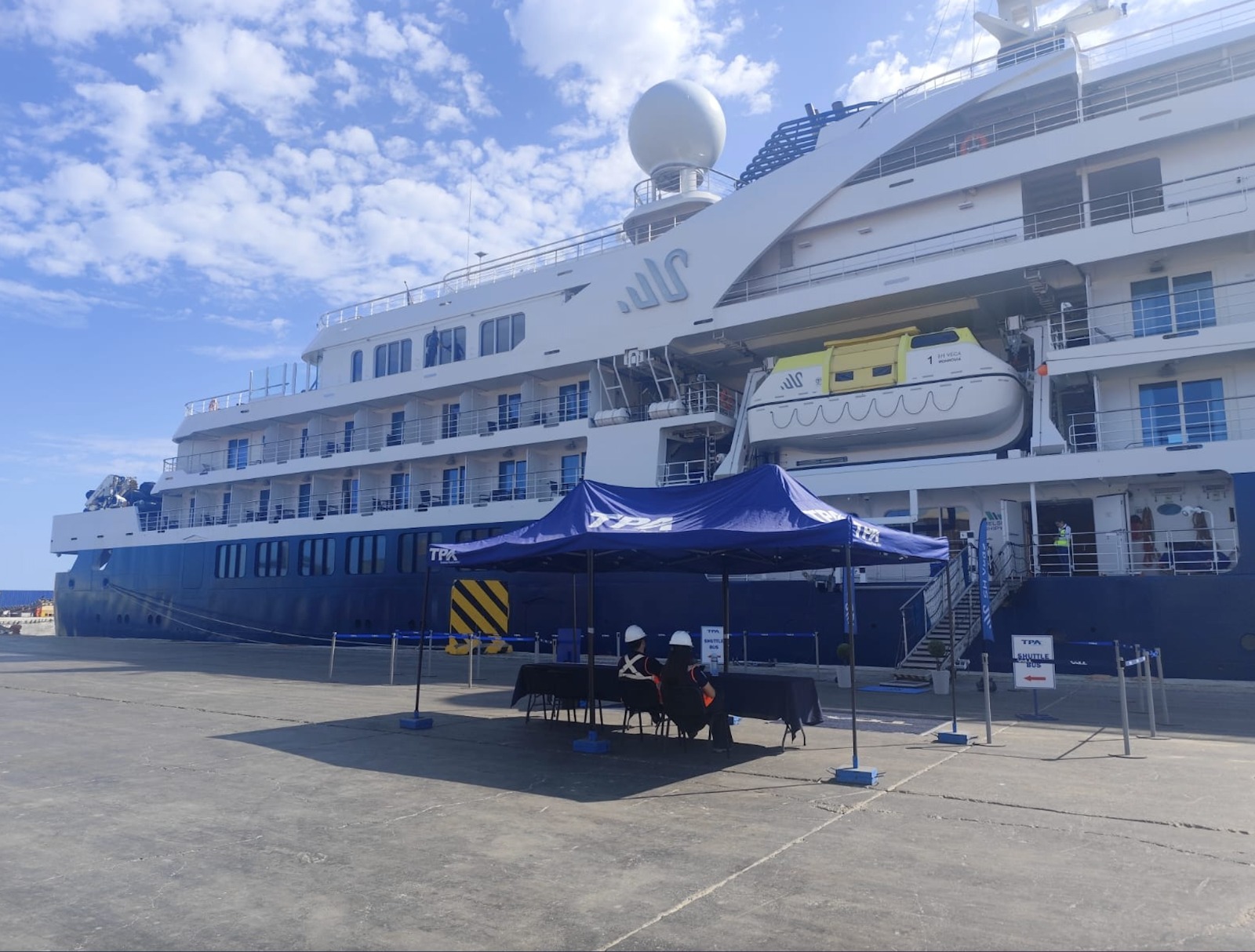 Moderna y exclusiva nave de expedición recaló en Arica
