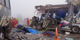 Tragedia estremece a Tacna: Cinco muertos y 16 heridos en choque frontal de bus y minibús