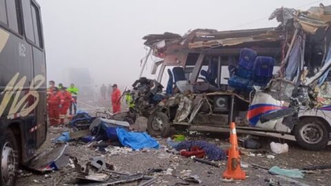 Tragedia estremece a Tacna: Cinco muertos y 16 heridos en choque frontal de bus y minibús