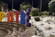 Hermosa postal: Plaza de Putre cubierta de nieve