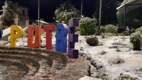 Hermosa postal: Plaza de Putre cubierta de nieve