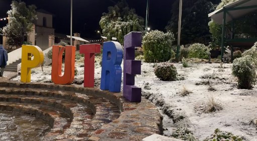 Hermosa postal: Plaza de Putre cubierta de nieve