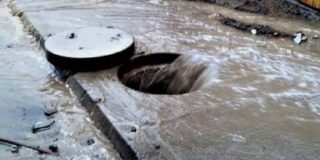 Aguas del Altiplano llamó a no abrir las tapas del alcantarillado