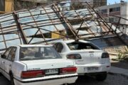 Lo más grave del ventarrón: Cayó gigantesco letrero publicitario y destruyó 4 autos