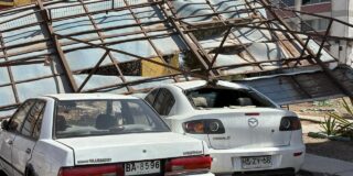 Lo más grave del ventarrón: Cayó gigantesco letrero publicitario y destruyó 4 autos