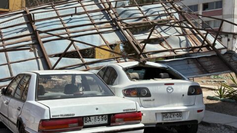 Lo más grave del ventarrón: Cayó gigantesco letrero publicitario y destruyó 4 autos