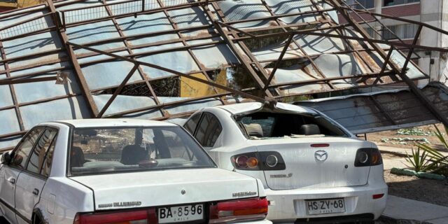 Lo más grave del ventarrón: Cayó gigantesco letrero publicitario y destruyó 4 autos