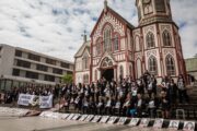 Emotiva manifestación de las Mujeres de Luto en la Catedral de Arica