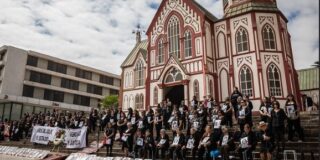 Emotiva manifestación de las Mujeres de Luto en la Catedral de Arica
