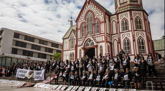 Emotiva manifestación de las Mujeres de Luto en la Catedral de Arica